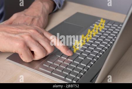 Uomo che usa il laptop per dare feedback. Valutazione positiva o negativa della qualità del servizio, film, libro. Primo piano dell'indice premendo il tasto invio. Foto di alta qualità Foto Stock