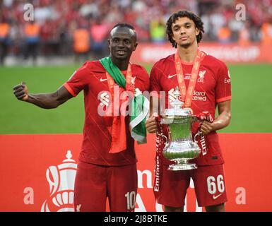 Londra, Regno Unito. 14th maggio 2022. 14 Maggio 2022 - Chelsea v Liverpool - Emirates fa Cup Final - Wembley Stadium Sadio Mane e Trent Alexander-Arnold celebrano la vittoria della fa Cup Picture Credit : Credit: Mark Pain/Alamy Live News Foto Stock