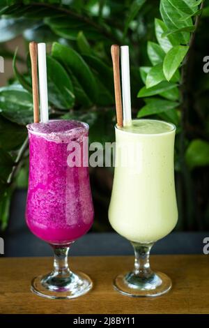 frullato biologico misto di frutta fresca sul tavolo da caffè di giorno Foto Stock