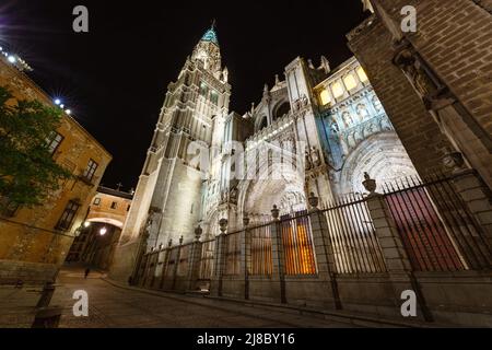 Vista ad angolo basso della Cattedrale di Toledo di notte, tempio in stile gotico situato nel cuore della città vecchia Foto Stock