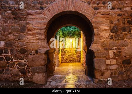 Strada stretta. Vista posteriore di Puerta de Alcantara, punto di riferimento storico di Toledo, Spagna Foto Stock