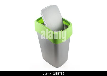 Contenitore per rifiuti interno con coperchio isolato su sfondo bianco. Contenitore per rifiuti grigio e verde aperto Foto Stock