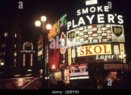 Piccadilly Circus di notte nel 1957 notate la pubblicità delle sigarette e il film di Peter Sellers Insonnia adverts/ Photo by Tony Henshaw Archive Foto Stock