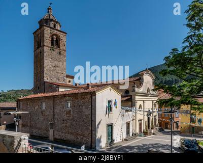 L'antica Pieve di San Giovanni Battista e Piazza Martiri della Libertà, Buti, Pisa, Italia Foto Stock