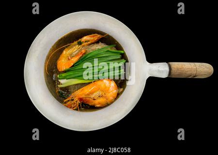 Die taglio di gamberi Casseroled con tagliatelle di vetro su nero isolato. Foto Stock