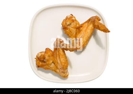 Filare le ali di pollo fritte, su un piatto bianco isolato bianco. Foto Stock