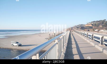 Bagnino camion auto, stazione di guardia sulla spiaggia oceano dalle onde del mare. Pacific Coast Road, Torrey Pines state Beach, superstrada 101 da San Diego a del Mar. California Coastal Vacations, USA. Foto Stock