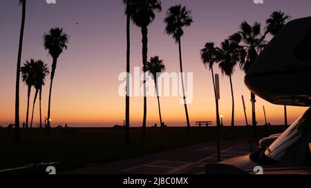 Roulotte, roulotte per il viaggio su strada, palme sulla spiaggia al tramonto, costa californiana, USA. Camper camper camper camper camper RV Motor home nel parco fronte spiaggia al tramonto, San Diego, Mission Beach. Casa mobile camper. Foto Stock