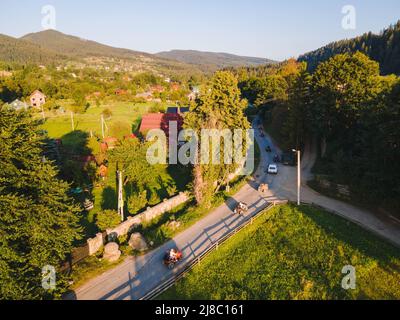 persone che cavalcano atv a ucraino carpazi montagne vista dall'alto Foto Stock