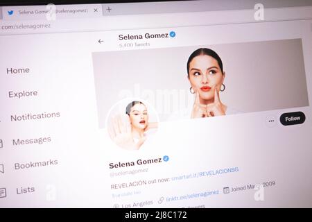 KONSKIE, POLONIA - 14 maggio 2022: Selena Gomez account Twitter ufficiale visualizzato sullo schermo del laptop Foto Stock