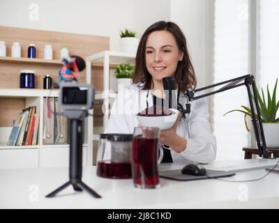 Nutrizionista femminile che parla di hibiscus bere infuso tè Foto Stock