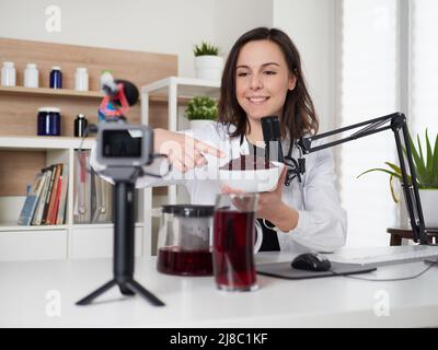 Nutrizionista femminile che parla di hibiscus bere infuso tè Foto Stock