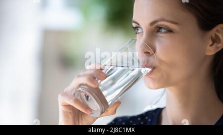 Ragazza buon consumatore che beve acqua pura pulita da vetro trasparente Foto Stock