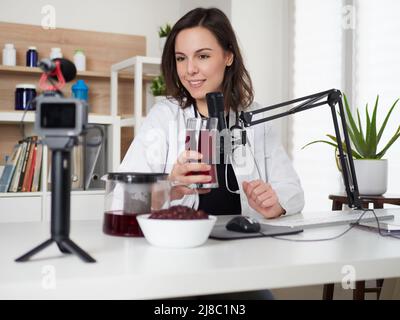 Nutrizionista femminile che parla di hibiscus bere infuso tè Foto Stock