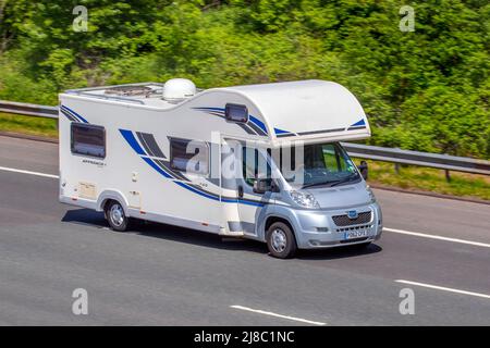 Bailey approccio 760 Campervan. 2012 Peugeot Boxer HDI 335 Zuckoff TL 2198cc Motorhome diesel; guida sull'autostrada M61, Manchester, Regno Unito Foto Stock