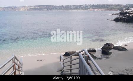 Accesso alla spiaggia, scale per cristallo blu azzurro trasparente oceano calmo, la Jolla Cove, California costa, Stati Uniti. Onde turchesi limpide. Superficie d'acqua e sabbia, paradiso tropicale laguna, vacanze estive. Foto Stock