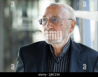 15 maggio 2022, Baden-Wuerttemberg, Reutlingen: Il pittore e regista Jürgen Böttcher, noto sotto lo pseudonimo di Strawalde. Böttcher (90) ha ricevuto il Premio Jerg Ratgeb 2022 nel municipio di Reutlingen. Il premio è dotato di 20.000 euro ed è stato istituito dagli artisti HAP Grieshaber e Rolf Szymanski. Ogni quattro anni, il lavoro di una vita avvincente è onorato. Foto: Julian Rettig/dpa Foto Stock