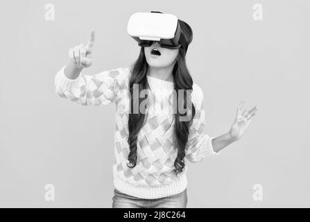 stupita ragazza teen indossare occhiali vr utilizzando la tecnologia per l'istruzione in realtà virtuale, mondo virtuale. Foto Stock