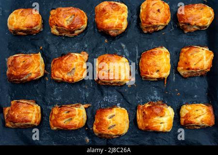 Salsiccia casalinga rotoli Foto Stock