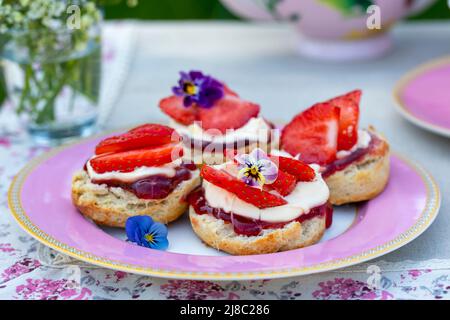 Tradizionale tè pomeridiano inglese con selezione di torte e panini Foto Stock