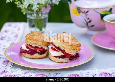 Tradizionale tè pomeridiano inglese con selezione di torte e panini Foto Stock