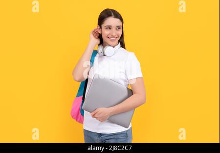 donna con borsa scuola tenere portatile. acquista online. torna a scuola. influencer blogging. Foto Stock