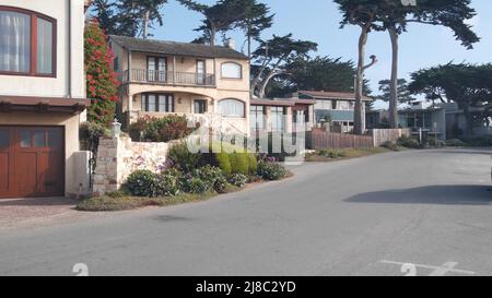 Tipica strada suburbana, quartiere residenziale, case indipendenti o case unifamiliari, strada a Carmel città, Monterey, California architettura generica, Stati Uniti. Proprietà immobiliare di quartiere in sobborgo. Foto Stock