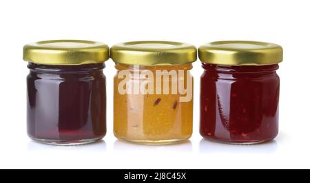 Vista frontale di tre diversi jar di marmellata isolati su bianco Foto Stock