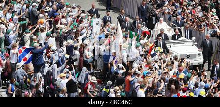 2022-05-15 12:00:05 Città del VATICANO - Papa Francesco saluta i cattolici in Piazza San Pietro dopo la canonizzazione, tra gli altri, del Padre Carmelitano olandese Tito Brandsma. Brandsma è stato arrestato dagli occupanti tedeschi nel 1942 a causa della sua aperta opposizione al nazismo, che ha espresso molto prima della guerra. I Carmelitani morirono nel campo di concentramento di Dachau per difficoltà. ANP RAMON MANGOLD olanda out - belgio out Foto Stock