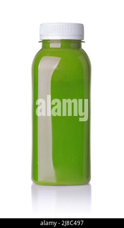 Vista frontale di sedano fresco, spinaci e bottiglia di frullato di mele isolato su bianco Foto Stock