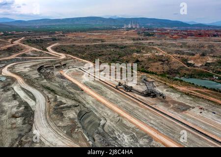Vista sulla miniera di lignite di opencast nella zona mineraria di lignite vicino a Tolomaida, Grecia. Vista aerea Foto Stock