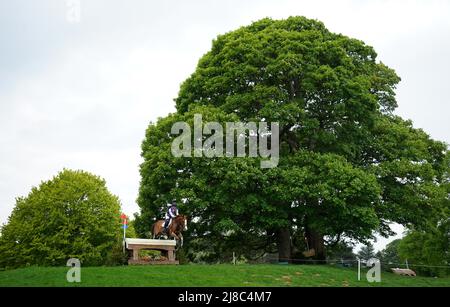 Phoebe Locke a Bellagio Declyange durante il terzo giorno dei Chatsworth International Horse Trails a Chatsworth House, Bakewell. Data foto: Domenica 15 maggio 2022. Foto Stock