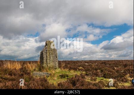 Blue Man-i'-th'-Moss una pietra in piedi sul lago wake Walk attraverso Wheeldale Moor, North Yorkshire Foto Stock