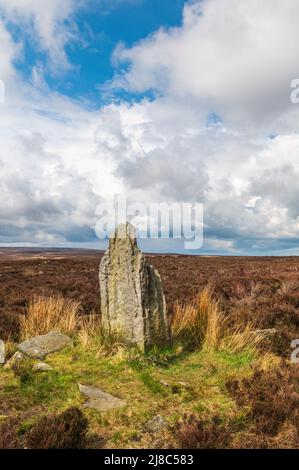 Blue Man-i'-th'-Moss una pietra in piedi sul lago wake Walk attraverso Wheeldale Moor, North Yorkshire Foto Stock