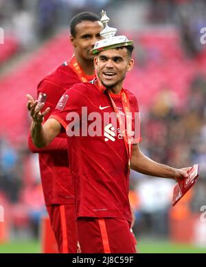 Luis Diaz di Liverpool si pone con il trofeo dopo la finale della Emirates fa Cup al Wembley Stadium di Londra. Data foto: Sabato 14 maggio 2022. Foto Stock