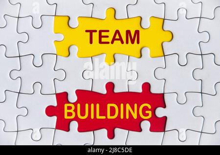 Testo di costruzione del team sul puzzle mancante. Team building e business concept Foto Stock