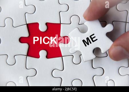 Pick me testo su puzzle mancante. Concetto di occupazione Foto Stock