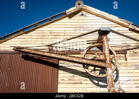 Vecchio capannone di merci ferroviarie e gru a mano, Waverly, Taranaki Sud, Isola del Nord, Nuova Zelanda Foto Stock