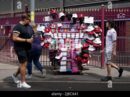 Cappelli e sciarpe Aston Villa in vendita fuori terra prima della partita della Premier League a Villa Park, Birmingham. Data foto: Domenica 15 maggio 2022. Foto Stock