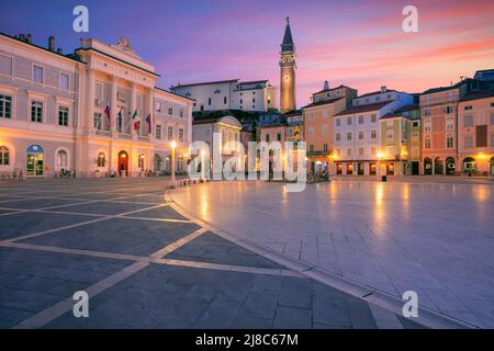 Piran, Slovenia. Immagine del paesaggio urbano della splendida Pirano, Slovenia all'alba di primavera. Foto Stock