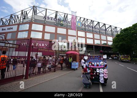 Aston Villa cappelli e sciarpe in vendita come i tifosi aspettano fuori terra prima della Premier League partita a Villa Park, Birmingham. Data foto: Domenica 15 maggio 2022. Foto Stock