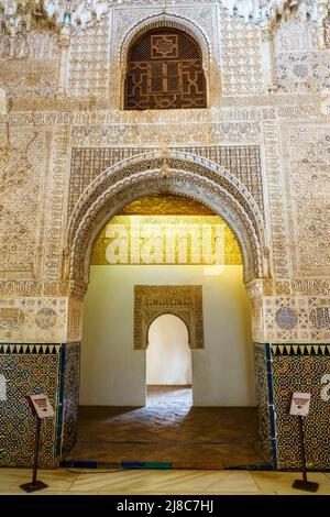 Sala de las Dos Hermanas (Sala delle due Sorelle) nei palazzi reali Nasrid - Alhambra Complex - Granada, Spagna Foto Stock