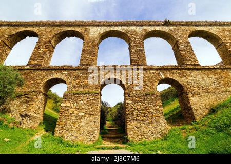 Acquedotto romano costruito nel 1st d.C. vicino ad Almunecar - Granada, Spagna Foto Stock