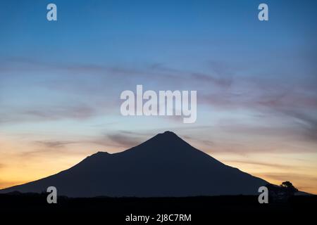 Monte Taranaki al tramonto, Stratford, Taranaki, Isola del Nord, Nuova Zelanda Foto Stock