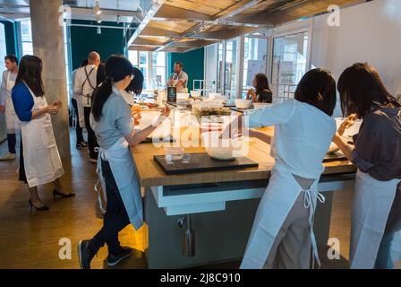 Parigi, FRANCIA, gruppi di medie dimensioni, turisti giapponesi, imparare il cookie in classe all'interno del negozio di alimentari italiano e del ristorante bistrot nel Marais, "Eataly" Foto Stock