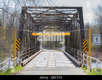 Ponte ferroviario Andrewsville costruito nel 1900 attraversando il canale Rideau in primavera ad Andrewsville, Ontario, Canada Foto Stock