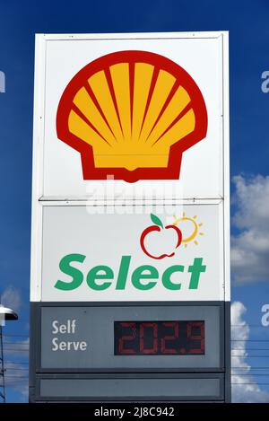 Ottawa, Canada - 14 maggio 2022: Il prezzo del gas è aumentato di oltre 2,00 per la prima volta nella maggior parte dei comuni dell'Ontario, come visto alla stazione Shell su Carling Avenue. Il prezzo dovrebbe aumentare ancora di più a causa della guerra in Ucraina. Foto Stock