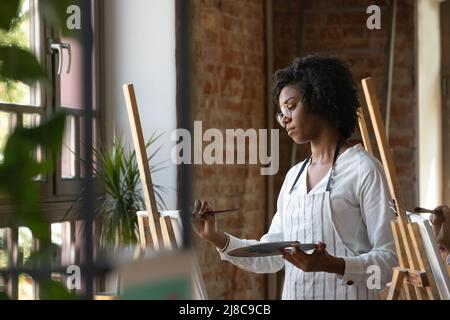 Seria pittura femminile africana su tela con pitture Foto Stock