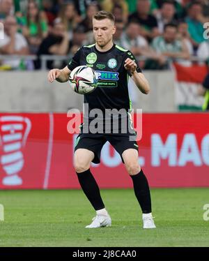 BUDAPEST, UNGHERIA - MAGGIO 11: Zsolt Haraszti del Paksi FC controlla la palla durante la partita finale della Coppa Ungherese tra Ferencvarosi TC e Paksi FC alla Puskas Arena il 11 maggio 2022 a Budapest, Ungheria. Foto Stock