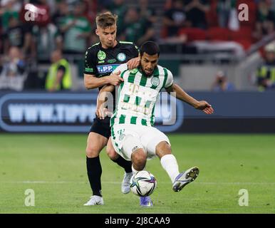 BUDAPEST, UNGHERIA - MAGGIO 11: Balazs Balogh del Paksi FC sfida Aissa Laidouni di Ferencvarosi TC durante la finale di Coppa Ungherese tra Ferencvarosi TC e Paksi FC alla Puskas Arena il 11 Maggio 2022 a Budapest, Ungheria. Foto Stock